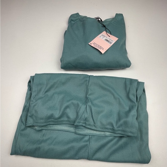 COORD RIB CROP TOP AND MIDAXI
SKIRT SET
Powder Blue - Picture 4 of 4